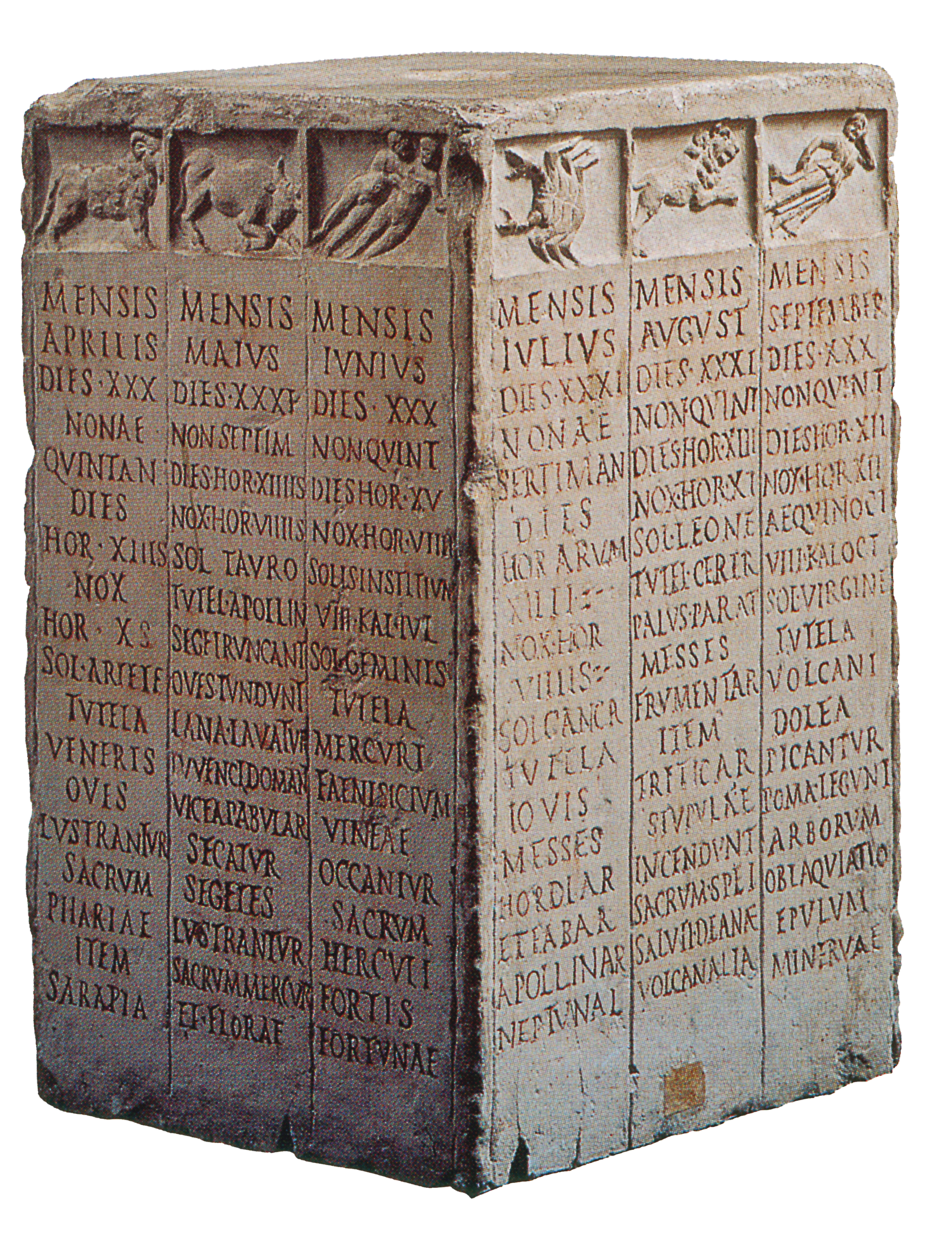 Fotografia. Bloco retangular de pedra visto de lado. Cada uma das laterais apresenta desenhos na parte superior e inscrições no restante da superfície.