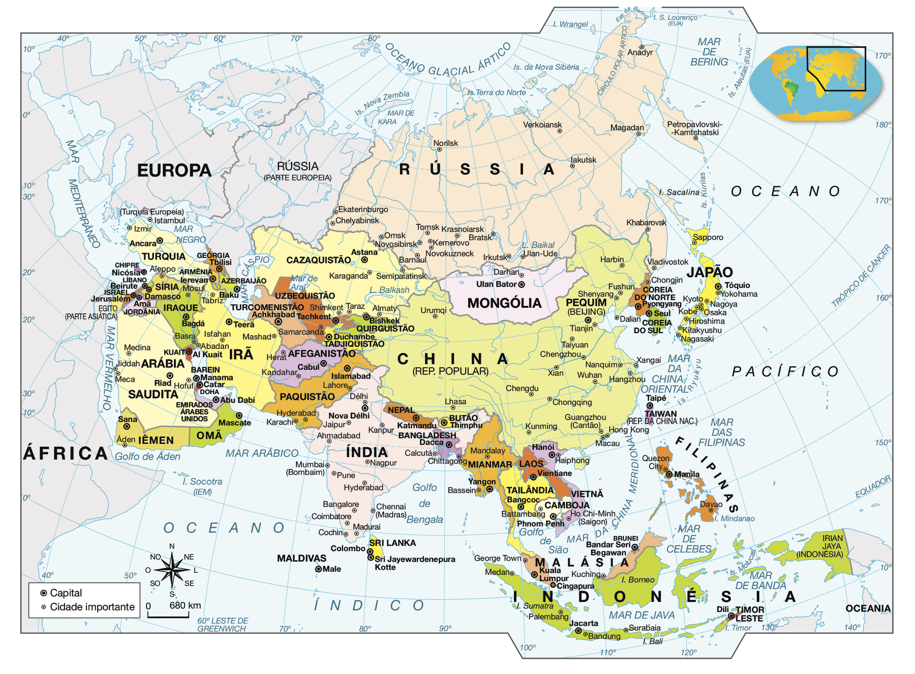 Mapa. Ásia: político. 
O mapa representa os países da Ásia por meio de diferentes cores, além de suas respectivas capitais e cidades importantes. 

País: Rússia (parte asiática). A capital, Moscou, está na parte europeia. Cidades importantes: Ekaterinburgo, Chelyabinsk, Omsk, Novosibirsk, Barnaul, Novokuzneck, Kemerovo, Tomsk, Krasnoiarsk, Bratsk, Irkutsk, Ulan-Ude, Khabarovsk, Vladivostok, Iakutsk, Norilsk, Verkoiansk, Magadan, Anadyr e Petropavlovski-Kamtcharski.
País: Mongólia. Capital: Ulan Bator. Cidade importante: Darhan.
País: República Popular da China. Capital: Pequim (ou Beijing). Cidades importantes: Harbin, Fushun, Shenyang, Dalian, Tianjin, Taiyuan, Chengzhou, Nanquim, Xangai, Hangzhou, Xian, Wuhan, Chengdu, Chongqing, Guangzhou (ou Cantão), Hong Kong, Macau, Kunming, Lhasa e Urumqi.
País: Coreia do Norte. Capital: Pyongyang. Cidade importante: Chongjin. 
País: Coreia do Sul. Capital: Seul.
País: Japão. Capital: Tóquio. Cidades importantes: Sapporo, Yokohama, Nagoya, Osaka, Hiroshima, Kitakyushu, Nagasaki, Kobe e Kyoto.
País: Taiwan (ou República da China Nacionalista). Capital: Taipé.
País: Filipinas. Capital: Manila. Cidades importantes: Quezon City e Davao.
País: Malásia. Capital: Kuala Lumpur. Cidades importantes: George Town e Kuching.
País: Brunei. Capital: Bandar Seri Begawan.
País e capital: Cingapura (a cidade é o território do país). 
País: Indonésia. Capital: Jacarta. Cidades importantes: Medan, Palembang, Bandung e Surabaia.
País: Timor Leste. Capital: Dili.
País: Vietnã. Capital: Hanói. Cidades importantes: Haiphong e Ho Chi-Minh (ou Saigon).
País: Camboja. Capital: Phnom Penh. Cidade importante: Battambang.
País: Tailândia. Capital: Bangcoc.
País: Laos. Capital: Vientiane.
País: Mianmar. Capital: Yangon. Cidades importantes: Mandalay e Bassein.
País: Bangladesh. Capital: Dacca. Cidade importante: Chittagong.
País: Nepal. Capital: Katmandu.
País: Butão. Capital: Thimphu.
País: Índia. Capital: Nova Délhi. Cidades importantes: Délhi, Jaipur, Kanpur, Ahmadabad, Calcutá, Nagpur, Mumbai (ou Bombaim), Pune, Hyderabad, Bangalore, Chennai (ou Madras), Coimbatore, Cochin e Madurai. 
País: Sri Lanka. Capitais: Colombo e Sri Jayewardenepura Kotte.
País: Maldivas. Capital: Male.
País: Paquistão. Capital: Islamabad. Cidades importantes: Lahore, Hyderabad e Karachi.
País: Afeganistão. Capital: Cabul. Cidades importantes: Herat e Kandahar.
País: Tadjiquistão. Capital: Duchambe.
País: Quirguistão. Capital: Bishkek.
País: Uzbequistão. Capital: Tachkent. Cidade importante: Samarcanda.
País: Cazaquistão. Capital: Astana. Cidades importantes: Semipalatinsk, Karaganda, Shimkent, Taraz e Almaty.
País: Turcomenistão. Capital: Achkhabad.
País: Irã. Capital: Teerã. Cidades importantes: Mashad, Isfahan, Abadan e Tabriz.
País: Iraque. Capital: Bagdá. Cidades importantes: Mosul e Basra.
País: Turquia. Capital: Ancara. Cidades importantes: Istambul (na Turquia europeia) e Izmir.
País: Chipre. Capital: Nicósia.
País: Geórgia. Capital: Tbilisi.
País: Armênia. Capital: Ierevan.
País: Azerbaijão. Capital: Baku.
País: Síria. Capital: Damasco. Cidade importante: Aleppo.
País: Líbano. Capital: Beirute.
País: Israel. Capital: Jerusalém.
País: Jordânia. Capital: Amã.
País: Kuait. Capital: Al Kuait.
País: Barein. Capital: Manama.
País: Arábia Saudita. Capital: Riad. Cidades importantes: Medina, Jiddah, Meca e Hofuf.
País: Catar. Capital: Doha.
País: Emirados Árabes Unidos. Capital: Abu Dabi.
País: Iêmen. Capital: Sana. Cidade importante: Áden.
País: Omã. Capital: Mascate.

Além do continente asiático, o mapa mostra a Europa e o norte da África e uma pequena parte da Oceania.

Na parte inferior esquerda, a rosa dos ventos e a escala de 0 a 680 quilômetros.