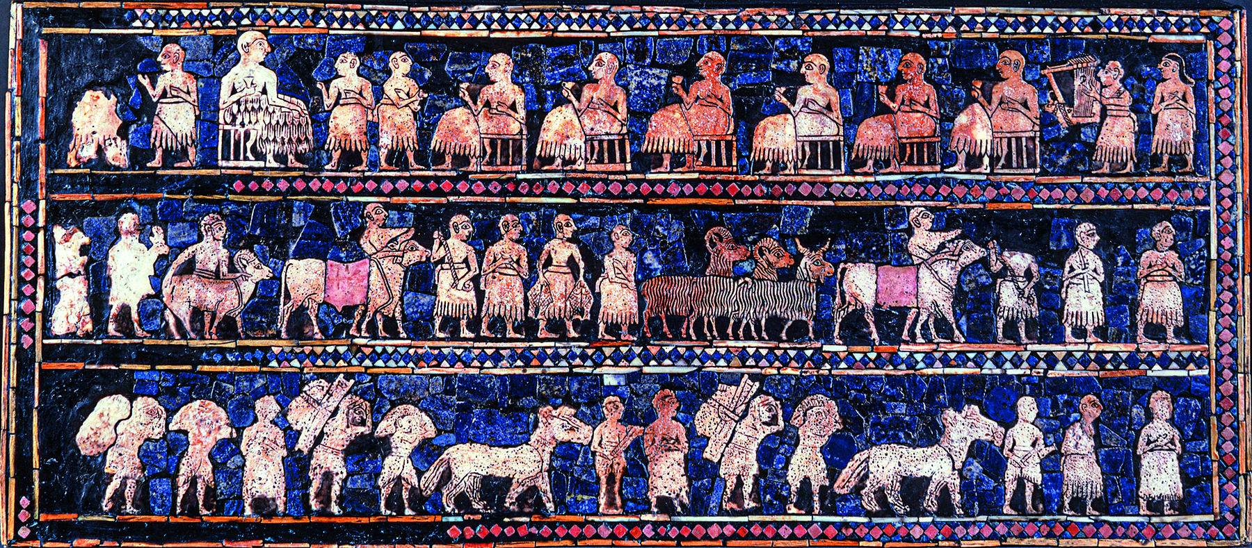 Fotografia. Mosaico retangular, azul-escuro, com desenhos em bege-claro divididos em três fileiras. Na primeira fileira de baixo para cima, homens em pé, virados para a direita, carregando sacos, feixes e conduzindo cavalos. Na segunda fileira, todos os homens em pé, virados para a direita conduzindo carneiro, bois, bodes e cabras. Na terceira fileira, à esquerda, há um homem maior sentado virado para a direita, com dois homens em pé e diversos homens sentados virados em direção a ele; à direita, dois homens em pé, um deles segurando uma lira.