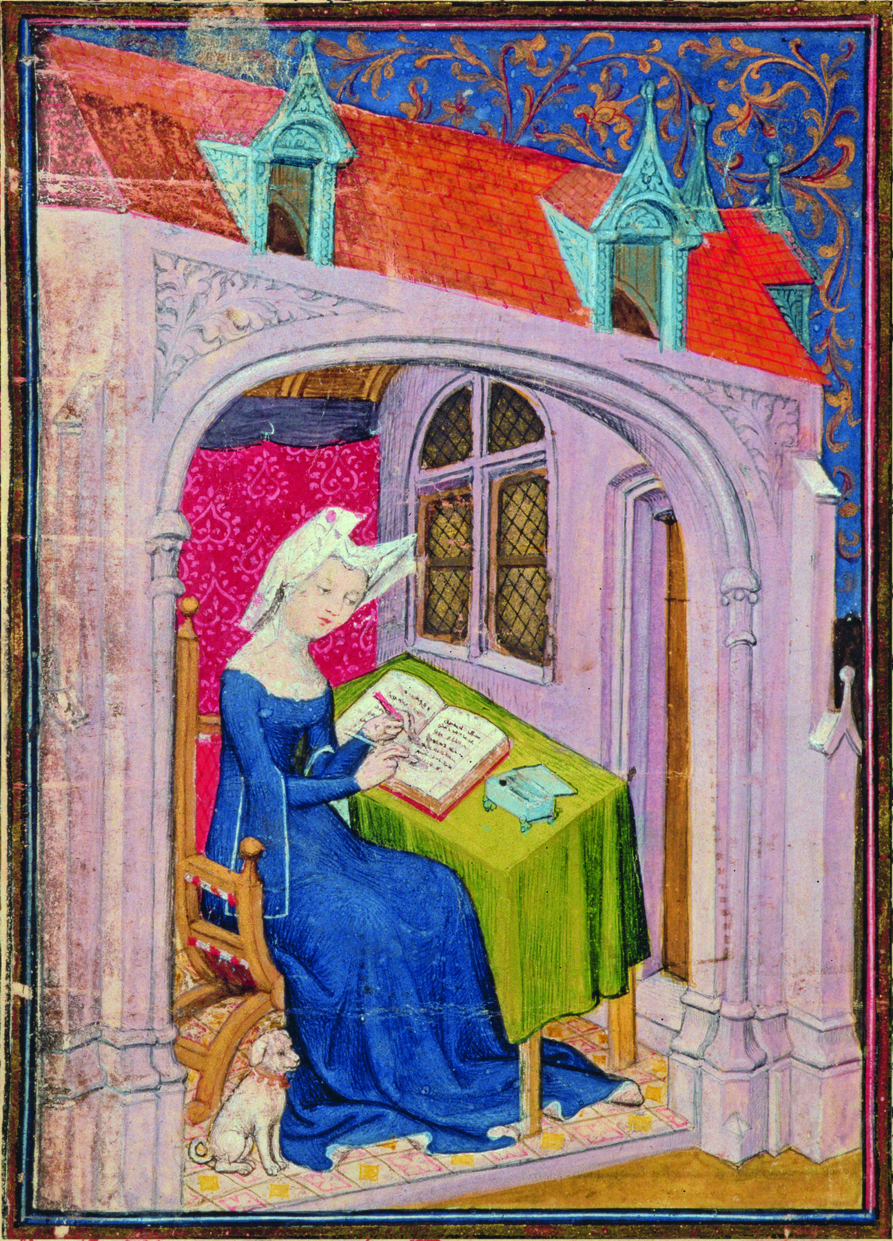 Ilustração. Dentro de uma casa, mulher sentada diante de uma mesa com uma toalha verde, escrevendo em um caderno. Ela usa vestido longo azul e um chapéu branco na cabeça. Aos seus pés, há um pequeno cachorro sentado.