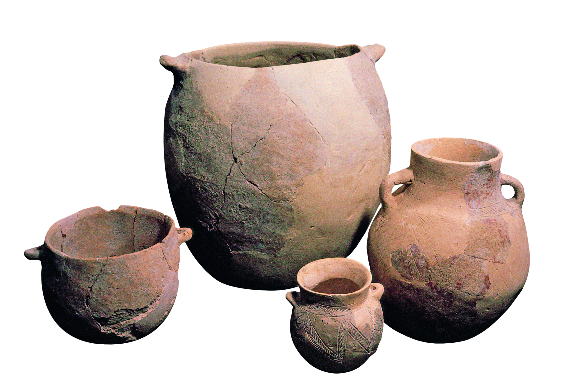 Fotografia. Quatro potes feitos de cerâmica com diversos tamanhos e formas, sendo um pequeno e um grande de boca larga, e um pequeno e um grande de boca afunilada, parecidos com jarros. Ambos apresentam duas alças laterais.