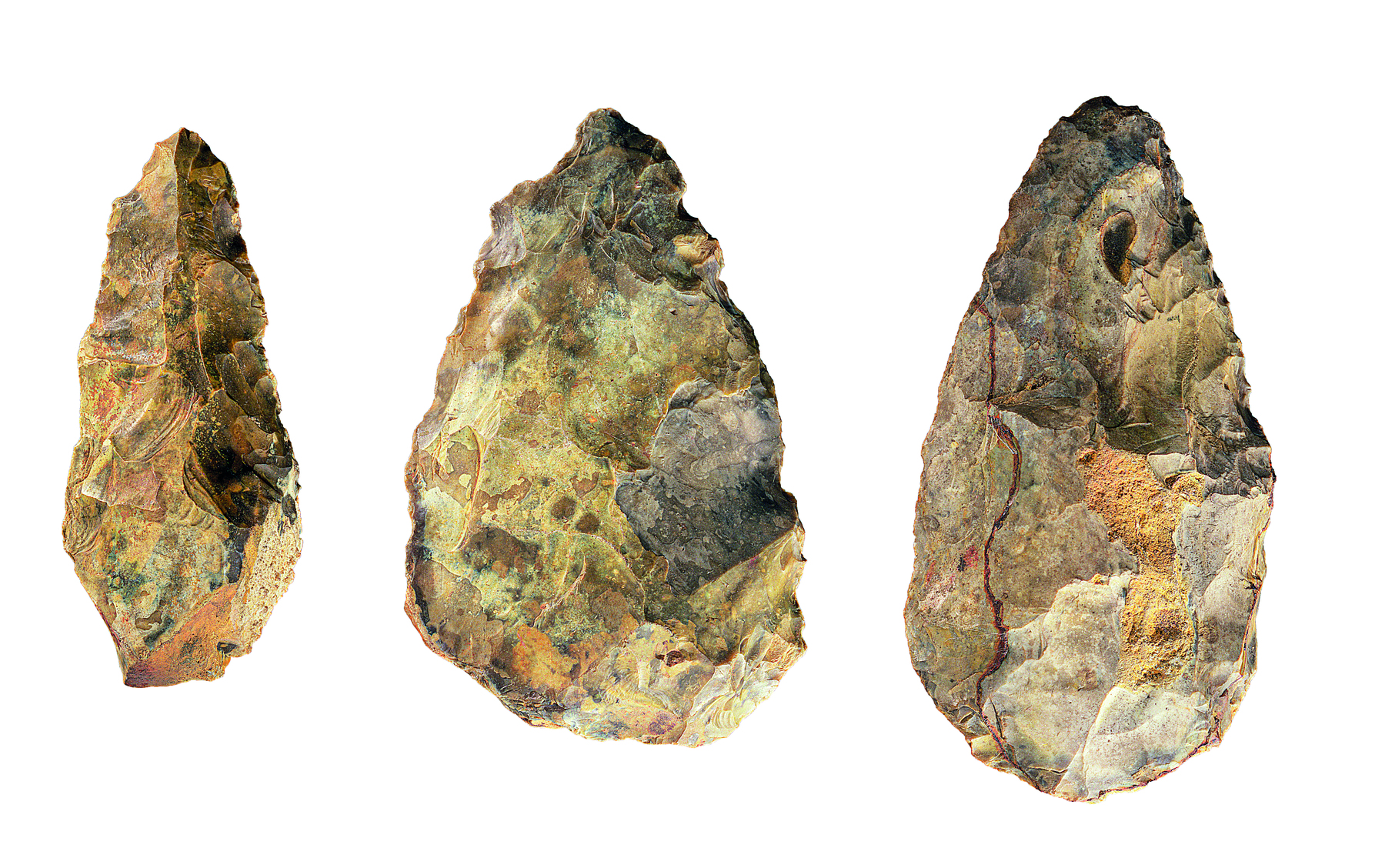 Fotografia. Três artefatos de pedra, em cuja superfície é possível perceber as marcas de lascas.