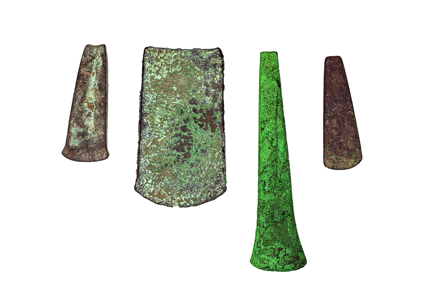 Fotografia. Quatro artefatos de metal retangulares, com pontas arredondadas, de diferentes espessuras.