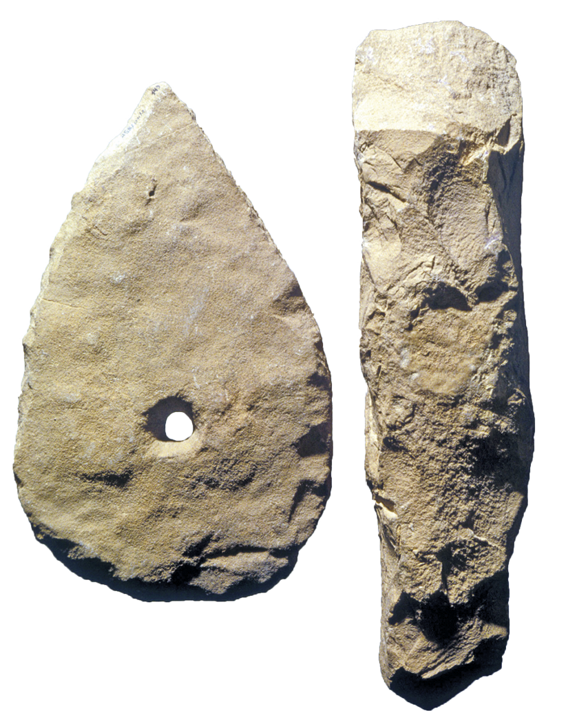 Fotografia. Dois artefatos de pedra: um com a base arredondada, o topo pontiagudo e um buraco no meio; o outro num formato cilíndrico. A textura da superfície de ambos é irregular.