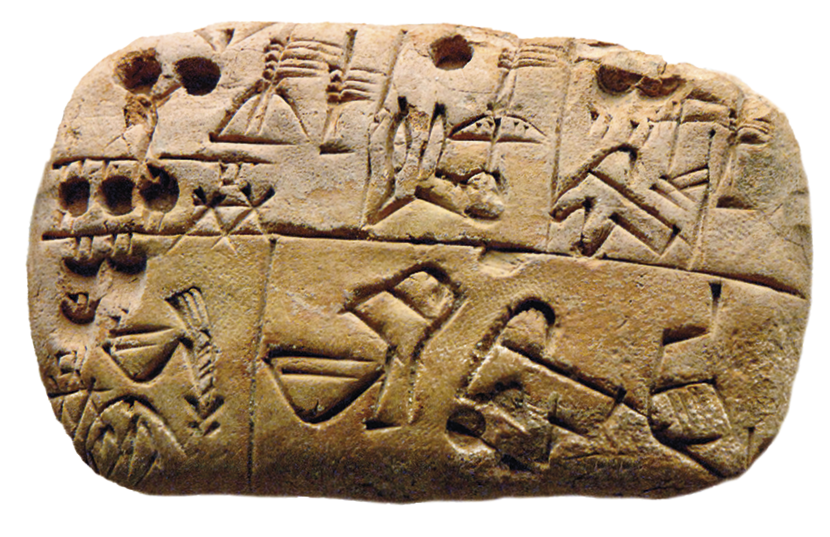 Fotografia. Objeto de argila de formato retangular com os cantos arredondados e registros em escrita cuneiforme sobre sua superfície.