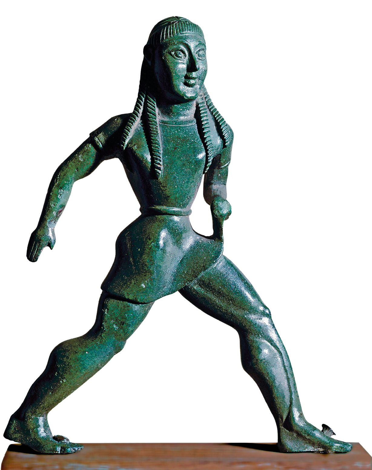 Fotografia. Escultura em metal representando uma mulher de vestido curto e quatro tranças no cabelo, em movimento, com uma perna na frente da outra, aparecendo os músculos da coxa e da panturrilha.