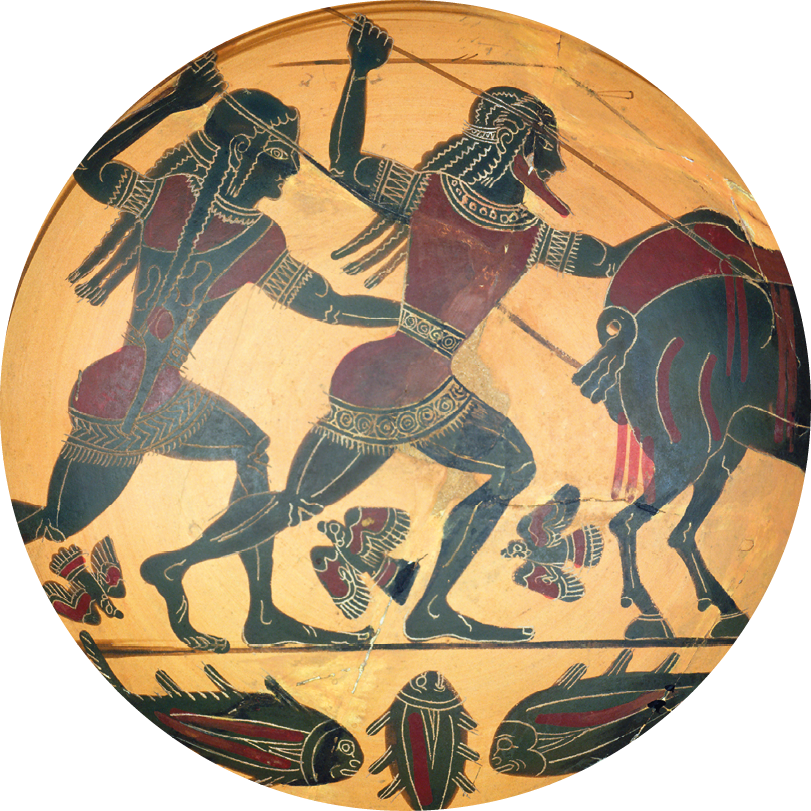 Fotografia. Detalhe de desenho em cerâmica representando duas pessoas erguendo lanças, virados para a direita. À frente delas, aparece a parte traseira de um javali. Entre as pernas das pessoas há três pássaros e, abaixo desse conjunto, três peixes