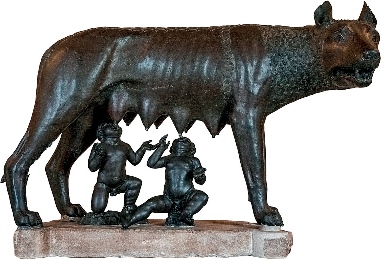 Fotografia. Escultura de cor escura representando uma loba com as tetas fartas, amamentando duas crianças humanas sentadas debaixo dela.
