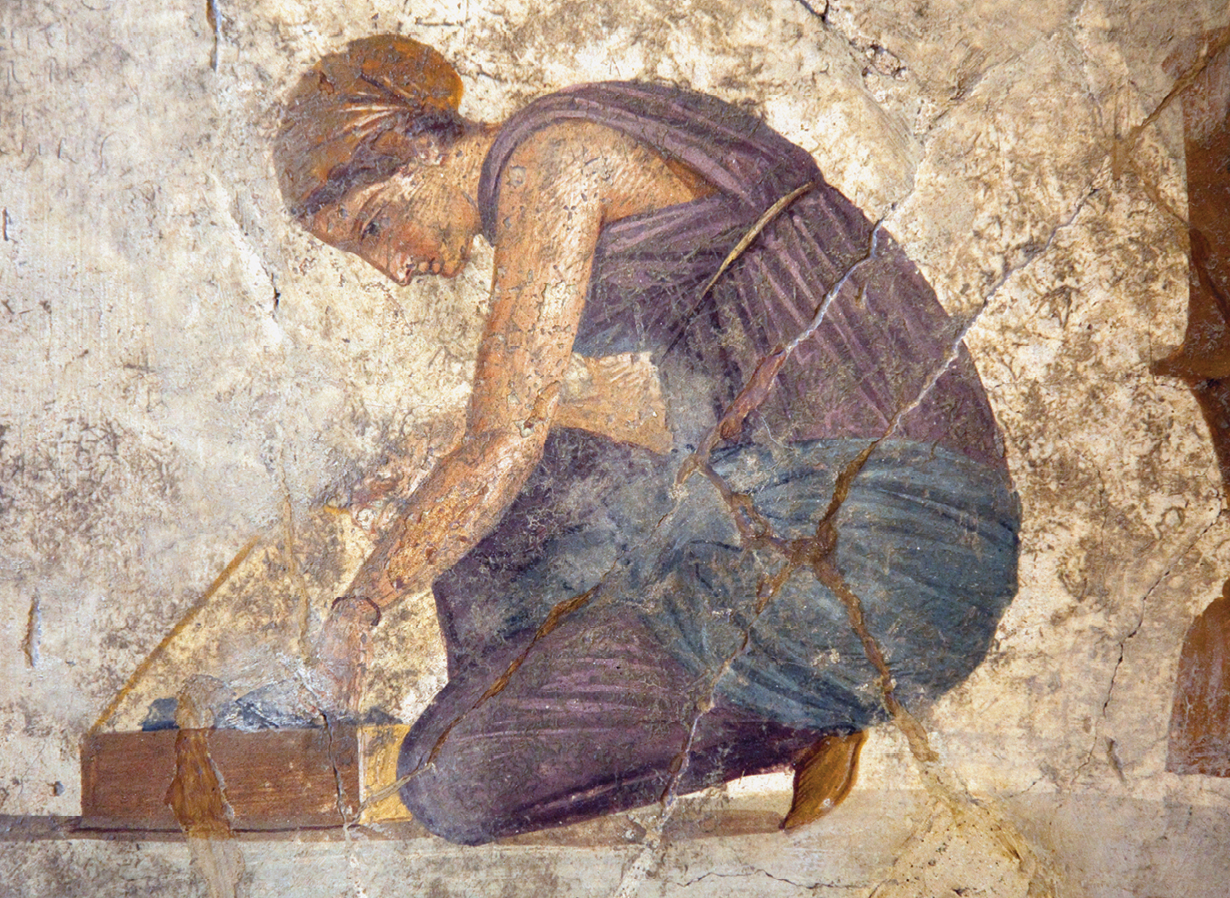 Pintura. Mulher com vestido roxo e cabelos presos com um lenço marrom agachada manuseando objetos dentro de uma caixa que está no chão.