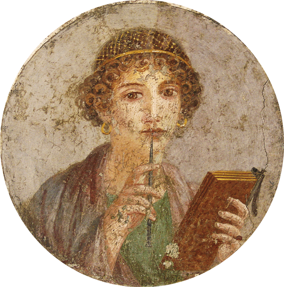 Pintura. Retrato de uma mulher de cabelos curtos cacheados com um adorno dourado na cabeça usando vestido verde e um pano marrom, segurando uma haste semelhante a um estilete com uma das mãos e uma prancha de madeira com a outra.