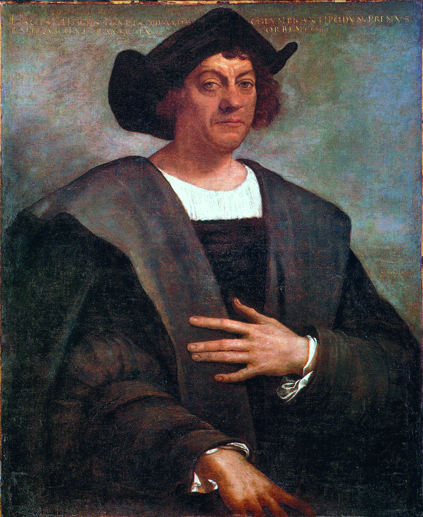 Pintura. Retrato de um homem branco com cabelos curtos e castanhos cobrindo as orelhas. Ele usa um chapéu preto de abas dobradas, uma camisa branca e um casaco marrom escuro bufante. A sua mão esquerda está sobre o peito.