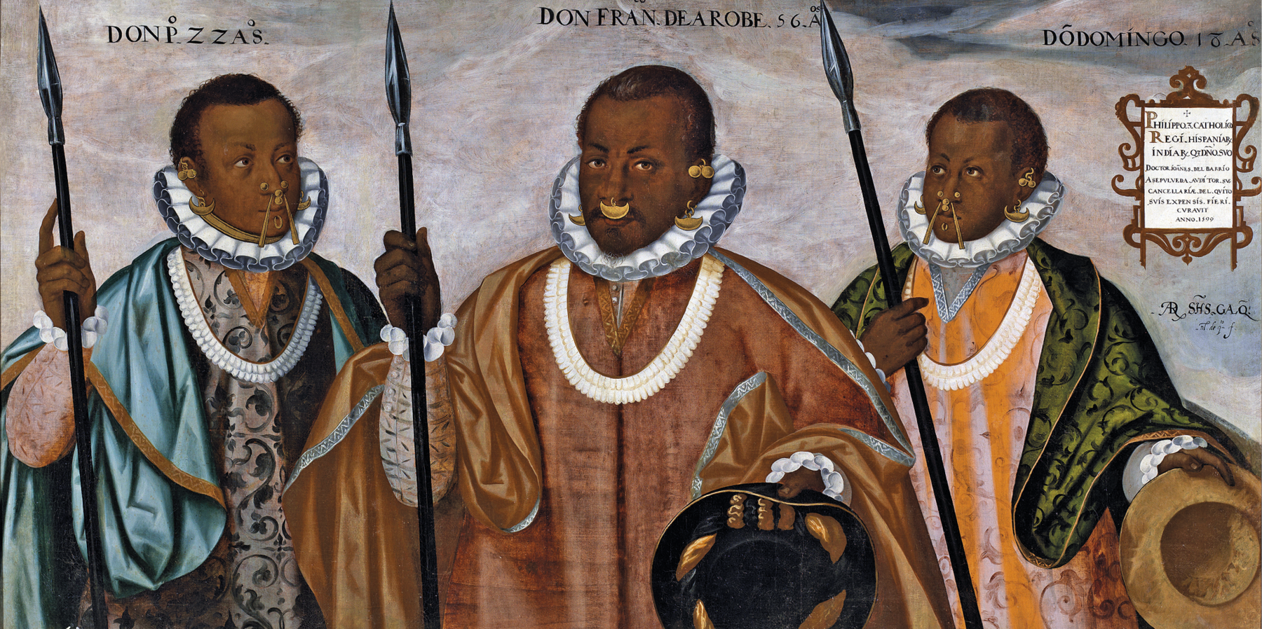 Pintura. Três homens negros com brincos nas orelhas e no nariz, usando mantos longos detalhados, com rufos (gola redonda branca com babados). Eles seguram lanças em uma mão e chapéus na outra.