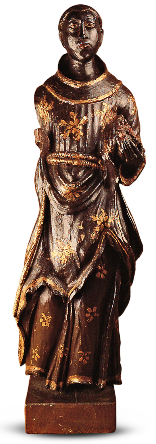 Fotografia. Escultura feita em madeira em tons de marrom escuro com detalhes dourados, representando um homem de cabelos curtos, sem barba, usando um longo manto drapeado adornado com desenhos dourados. A figura olha para o alto com um olhar sereno.