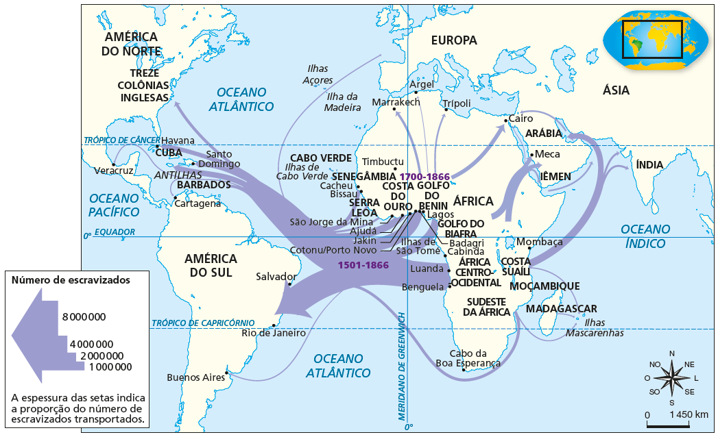 Mapa. Tráfico de escravizados. 1501-1866. Mapa representando a África, parte da Europa, parte da Ásia e parte da América, com setas indicando rotas. A espessura das setas simboliza o número de pessoas traficadas. Na legenda, há setas roxas variando de espessura indicando:  'Número de escravizados': A seta mais grossa indica: oito milhões de escravizados. Abaixo, uma seta de menor espessura indica: quatro milhões de escravizados. Abaixo, uma seta de menor espessura indica: dois milhões de escravizados. E, por fim, a seta mais fina indica: um milhão de escravizados. Logo abaixo, o texto: 'A espessura das setas indica a proporção do número de escravizados transportados'. De 1501 a 1866, o fluxo ocorre por vias marítimas. O maior fluxo, com a seta mais espessa, ocorre das regiões de Luanda e Benguela, da África Centro Ocidental, para Salvador e Rio de Janeiro. Há uma seta média saindo da região de Senegâmbia (incluindo as cidades de Cacheu e Bissau), se juntando a uma seta mais grossa com destino ao Atlântico Norte, que se divide em uma seta média com destino às Colônias Inglesas, uma seta um pouco mais espessa para Havana, em Cuba, uma seta de mesma espessura para Santo Domingo, uma seta de mesma espessura para as Antilhas e para Barbados e duas setas finas: uma para Vera Cruz, na região que hoje corresponde ao México, e outra para Cartagena, na região que hoje corresponde à Colômbia. Da região de Serra Leoa e de São Jorge da Mina, na África, saem duas setas médias que se juntam à seta mais espessa no centro do Atlântico. Da Costa do Ouro, do Golfo do Benin e do Golfo do Biafra, saem setas mais espessas para que se juntam ao fluxo mais espesso, no centro do Atlântico. Desse fluxo, sai uma seta fina para a Europa. Da Ilha de Madagascar e do Sudeste da África, saem setas finas com destino a Buenos Aires, na América do Sul. Da costa suaíli, de Moçambique e do centro da África partem setas médias com destino à Península Arábica, para Meca, Iêmen e Arábia (e da Arábia para o Cairo); bem como para a Índia. Da Costa Suaíli, parte uma seta para as Ilhas Mascarenhas, a leste de Madagascar. De 1700 a 1866, há fluxos terrestres de tráfico, com setas finas saindo da região do Sahel atravessando o norte da África até chegar em Marrakech, Argel e Trípoli, e uma seta mais espessa para o Cairo. Na América, há destaque para os portos de Vera Cruz, Havana, Santo Domingo, Cartagena, Salvador, Rio de Janeiro e Buenos Aires. Na África, há destaque para os portos de Cacheu, Bissau, São Jorge da Mina, Ajudá, Jakin, Cotonu/Porto Novo, Badagri, Lagos, Cabinda, Luanda, Benguela e Mombaça. E também para as cidades de Marrakech, Argel, Trípoli, Cairo, Timbuctu e para o Cabo da Boa Esperança. Na Arábia, há destaque para Meca e o Iêmen. No canto inferior direito, a rosa dos ventos e escala de 0 a 1450 quilômetros.