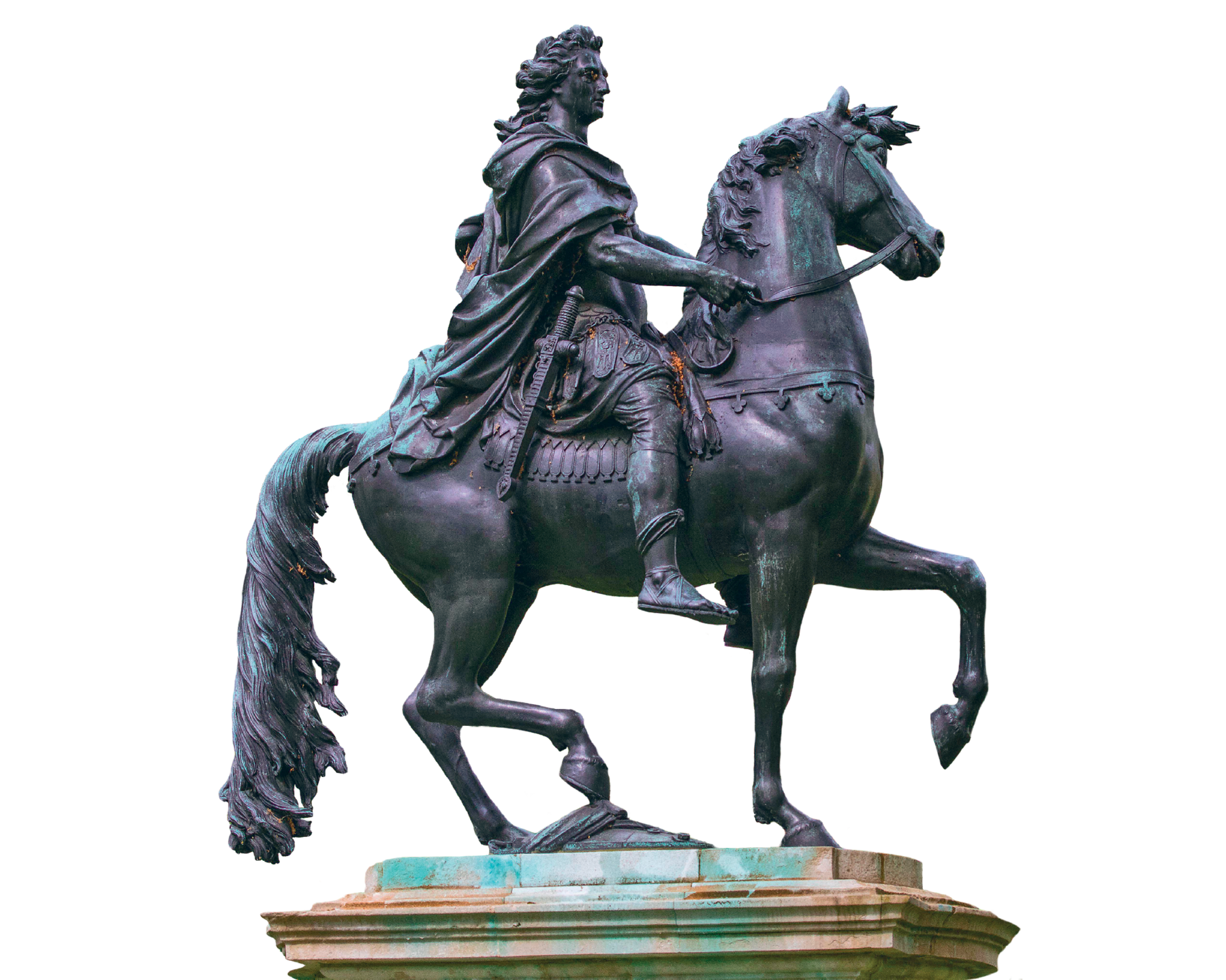 Estátua. Um homem de cabelo longo, um manto sobre a armadura, e espada na cintura montado sobre um cavalo, que tem uma das patas dianteiras elevadas. A estátua é escura, com manchas esverdeadas.