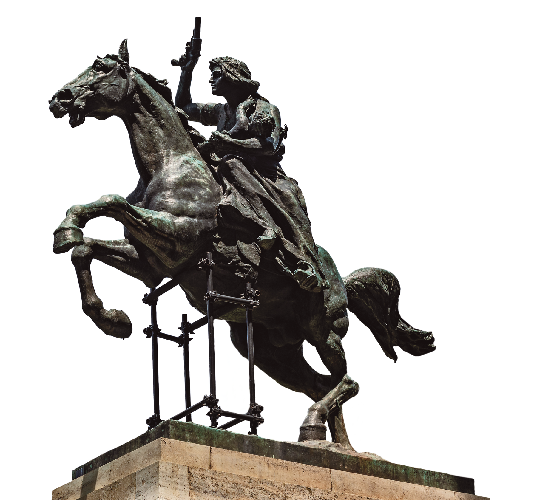 Fotografia. Sobre um pedestal de pedra, a estátua de uma mulher montada em um cavalo. O cavalo está empinando e a mulher empunha uma pistola para o alto com a mão direita. Com o braço esquerdo ela segura um bebê enquanto a mão segura as rédeas do cavalo.