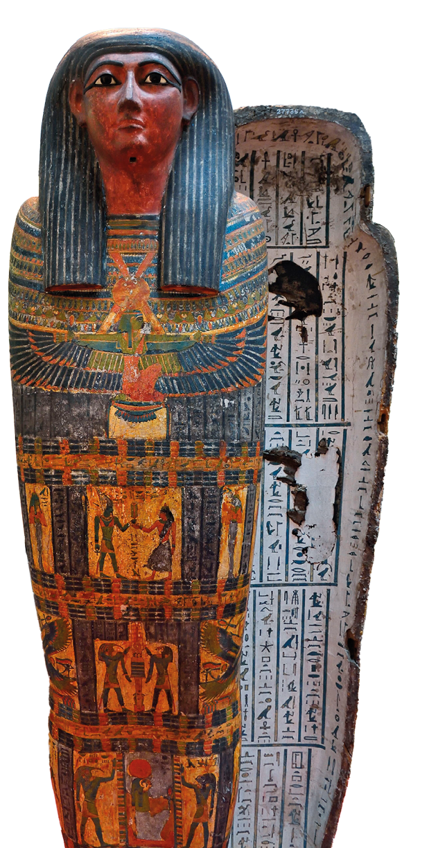 Fotografia. Imagem de um sarcófago, estrutura vertical que tem o contorno do corpo humano. A tampa tem o rosto de um egípcio de cabelo comprido e olhos grandes pintados e, na parte da tampa que corresponde ao corpo, pinturas em camadas bem definidas. Há inscrições na parte interna do sarcófago.