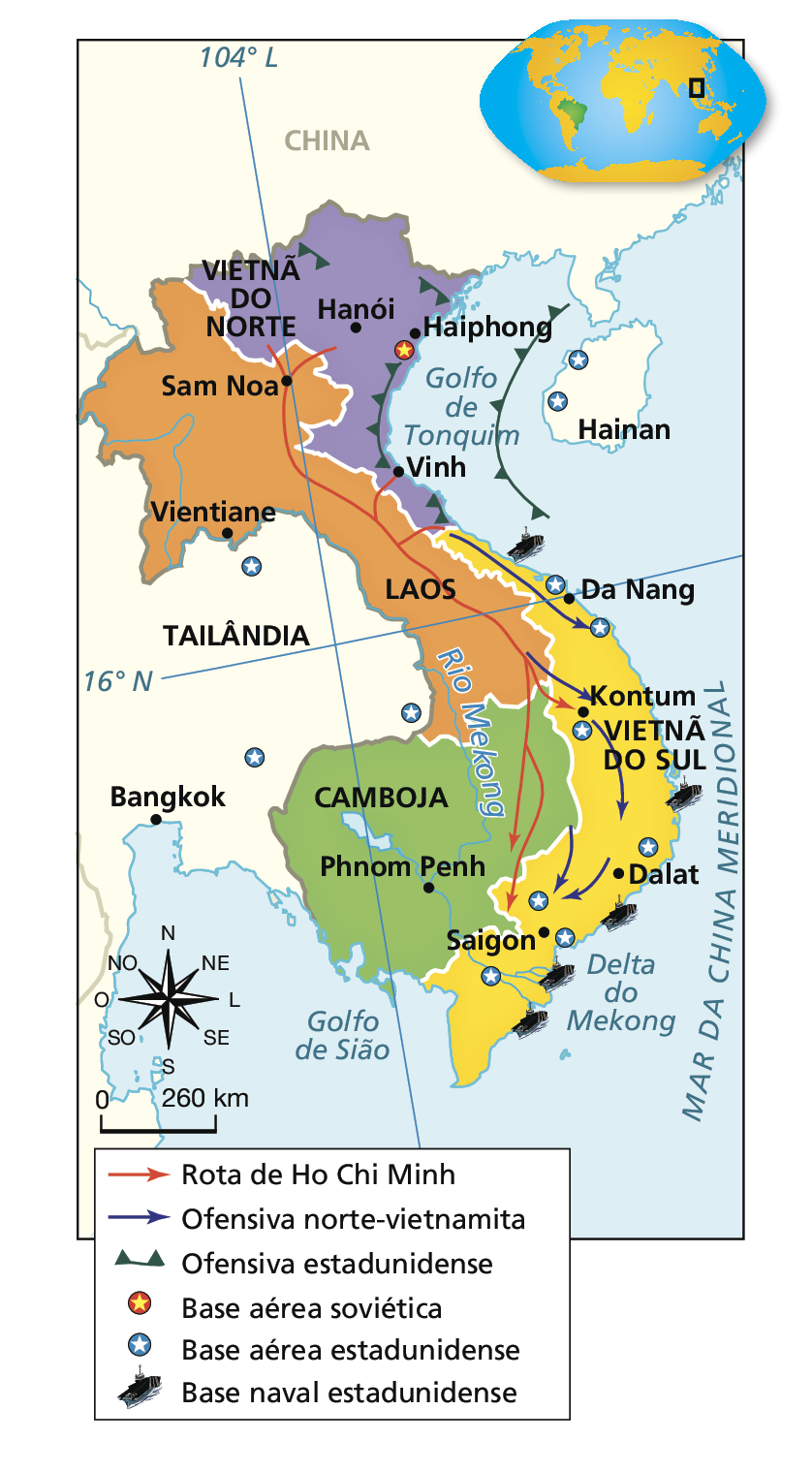 Mapa. Guerra do Vietnã, de 1955 a 1975. Destaque para o Sudeste Asiático. Mapa com destaque para quatro países: Laos, em laranja; Camboja, em verde, Vietnã do Norte, em roxo, e Vietnã do Sul, em amarelo. Legenda: Seta vermelha: Rota de Ho Chi Minh. Seta lilás: Ofensiva norte-vietnamita. Linha verde com triângulos: Ofensiva estadunidense. Círculo vermelho com estrela amarela: Base aérea soviética. Círculo azul com estrela vermelha: Base aérea estadunidense. Ícone de navio: Base naval estadunidense. No mapa. Rota de Ho Chi Minh: sai do norte do Vietnã do Norte, próximo da cidade de Hanói, e passa por Sam Noa, no Laos. Segue em direção ao ao sul e entra novamente em território norte-vietnamita, em direção à cidade de Minh, no Vietnã do Norte, e à fronteira entre Vietnã do Norte e Vietnã do Sul. Segue em direção a Kontumo, no Vietnã do Sul, e entra no Camboja em direção a Saigon, no Vietnã do Sul. Ofensiva norte-vietnamita: sai da fronteira entre Vietnã do Norte e Vietnã do Sul e segue em direção a Da Nang, no Vietnã do Sul. Outra sai da região sul do Laos em direção a Kontum, no Vietnã do Sul, e daí seguem para Dalat e para Saigon, no Vietnã do Sul. Ofensiva estadunidense: no norte e no litoral do Vietnã do Norte, na região do Golfo de Tonquim. Base aérea soviética: ao sul da cidade de Haiphong, no Vietnã do Norte. Base aérea estadunidense: duas na Ilha de Hainan, na China; três na Tailândia; e sete no Vietnã do Sul: uma ao norte de Da Nang; uma ao sul da mesma cidade; uma ao sul de Kontum; uma a nordeste de Dalat; uma a norte de Saigon, uma a leste e uma a sudoeste. Base naval estadunidense: uma no litoral norte do Vietnã do Sul; uma no litoral leste; uma no litoral sudeste, e duas no litoral sul, no delta do Rio Mekong. No canto inferior esquerdo, rosa dos ventos e escala de 0 de 260 quilômetros.