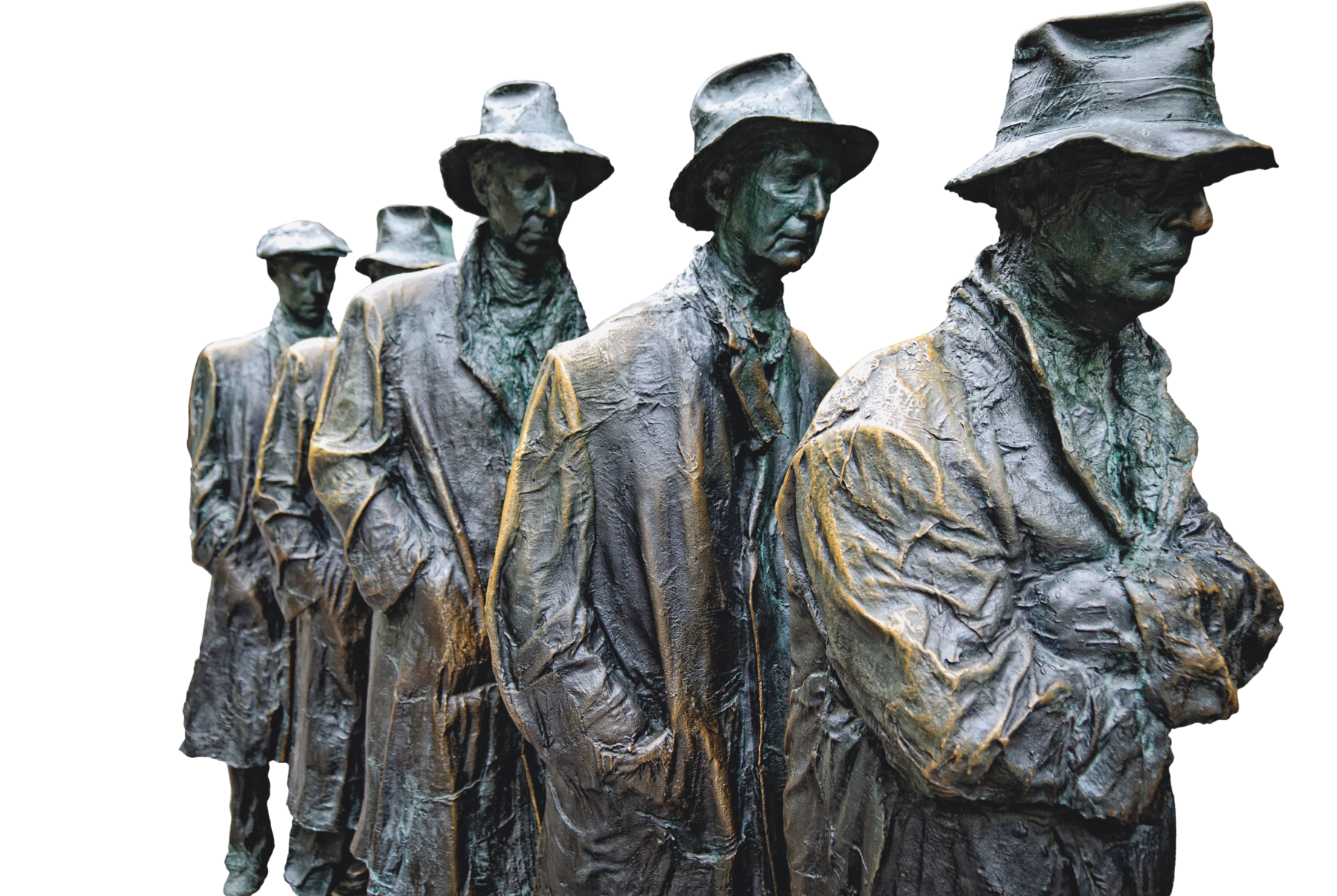 Escultura. Homens em bronze dispostos em fila. Eles são magros e usam casacos compridos e chapéus simples. Estão cabisbaixos. O homem da frente está com os braços cruzados, os demais têm as mãos nos bolsos.