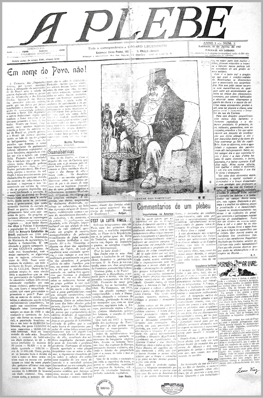 Fotografia em preto. Reprodução da capa do jornal A PLEBE. Na parte superior o título. No centro, uma imagem. Abaixo, colunas de texto.
