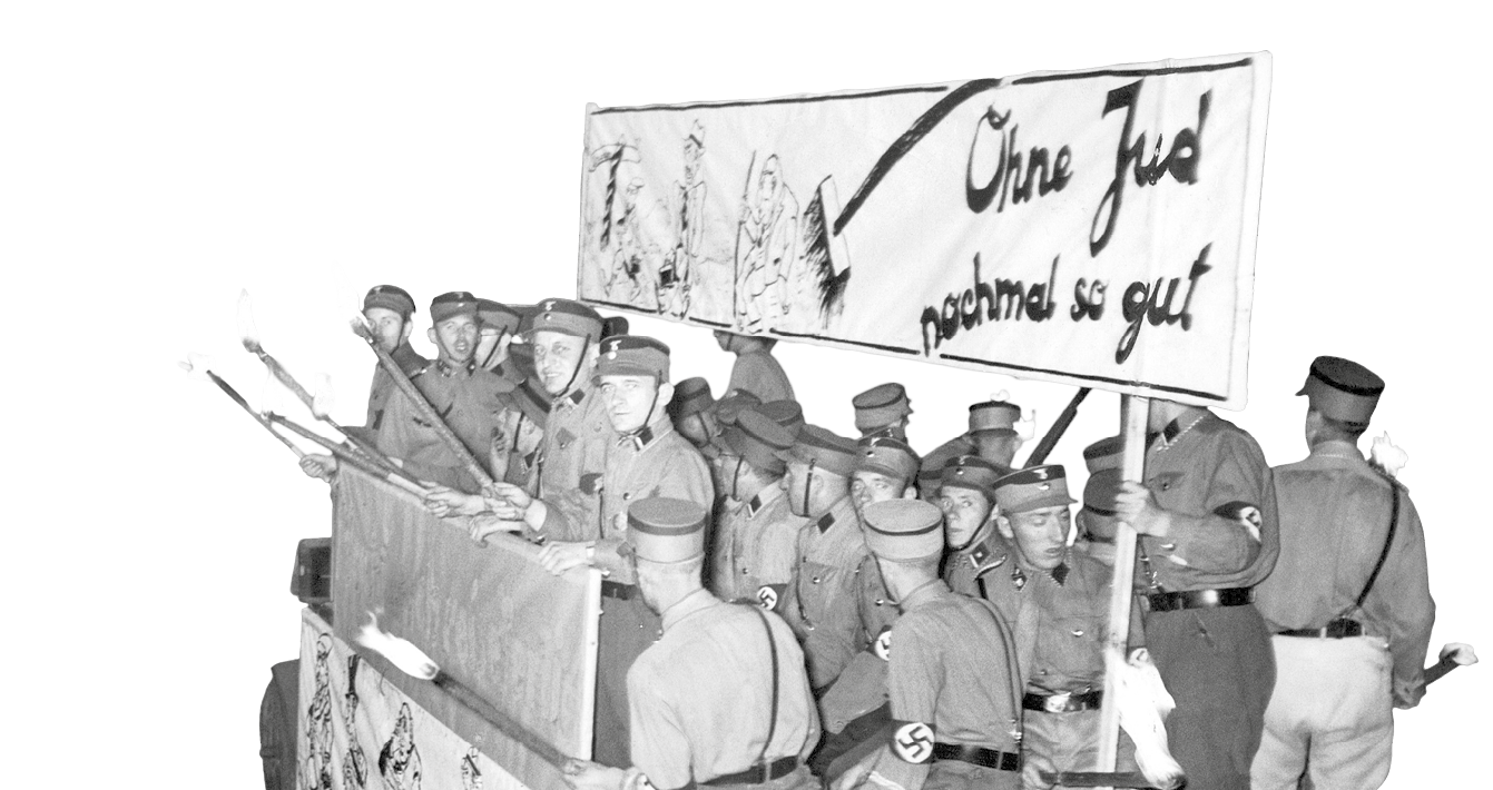 Fotografia em preto e branco. Homens de uniforme e quepe agrupados. Alguns seguram armas. Ao fundo um deles segura uma faixa com uma ilustração e alguns dizeres em alemão.