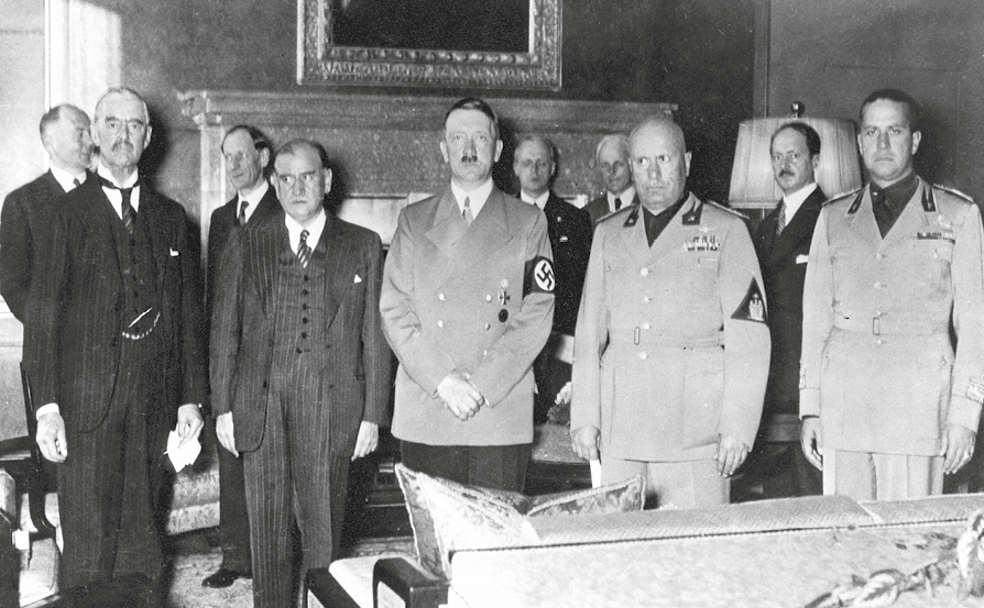 Fotografia em preto e branco. No primeiro plano, chefes de Estado posando lado a lado para a foto.
