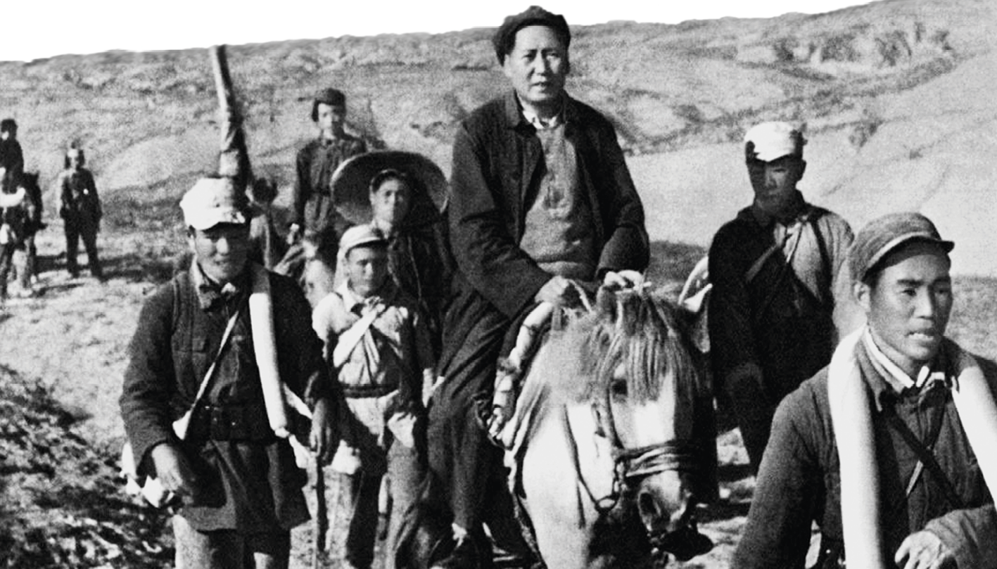 Fotografia em preto e branco. Mao Tsé-Tung, senhor oriental de boina sentado em um cavalo. Homens armados estão a pé, ao redor dele. Um deles puxa as rédeas do cavalo.