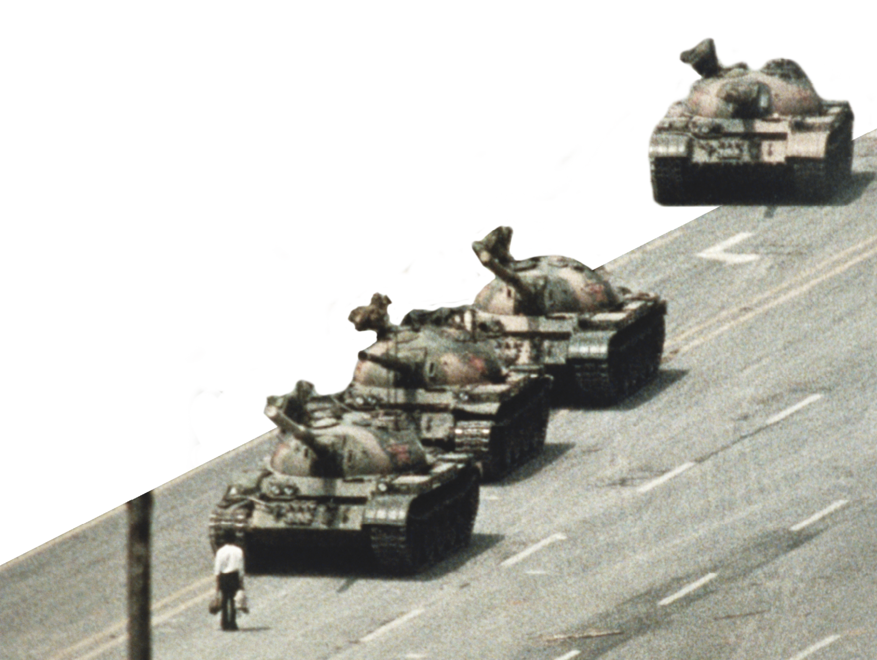 Fotografia. Pessoa parada em pé, no meio da rua, obstruindo a passagem de tanques de guerra.