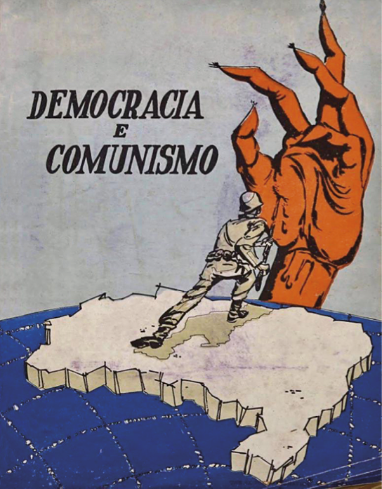 Cartaz. Ilustração do mapa do Brasil sobre o globo terrestre. Em cima do mapa, um soldado combatendo uma mão gigante vermelha com dedos pontiagudos. Ao lado, a inscrição DEMOCRACIA E COMUNISMO.