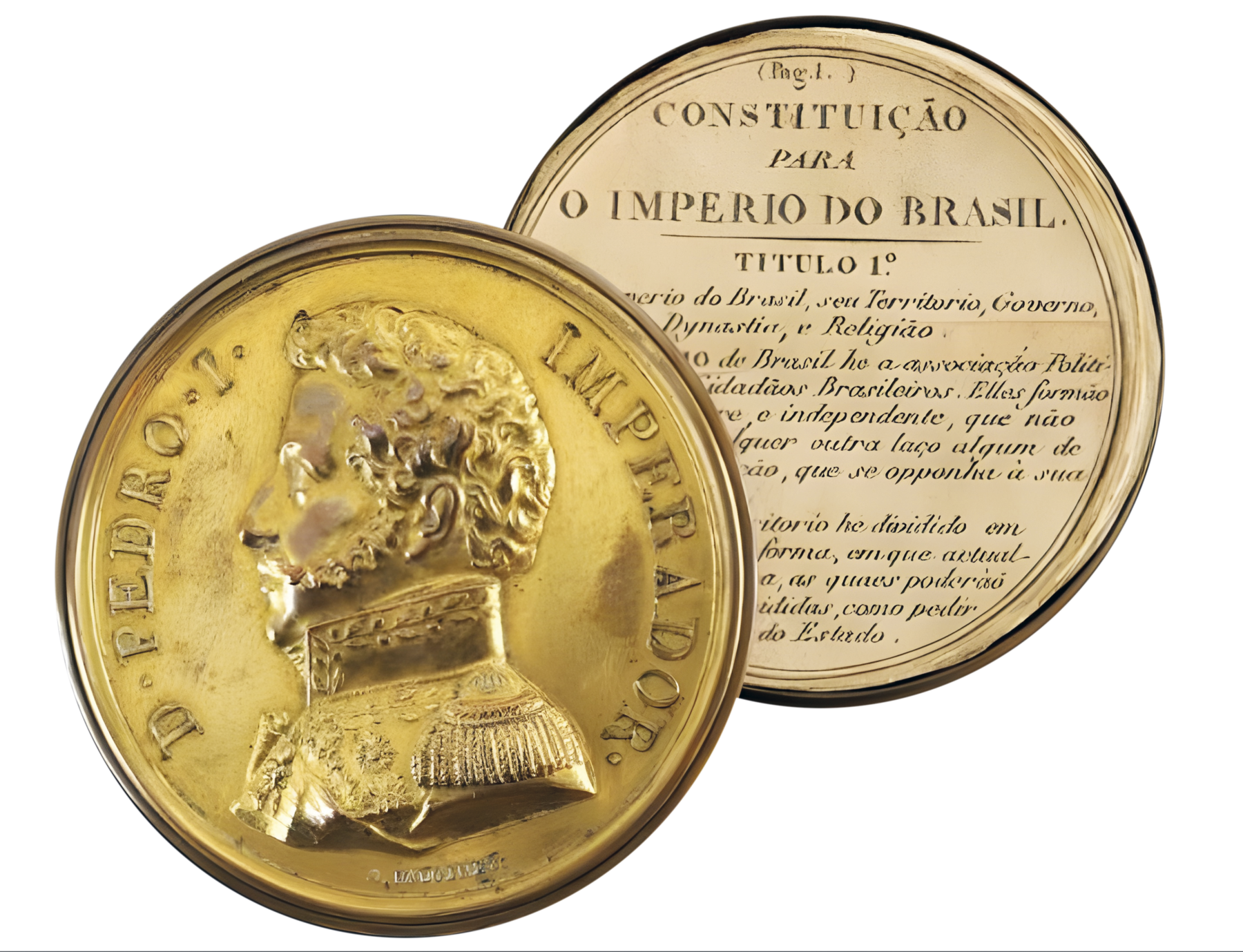 Fotografia. Estojo dourado em formato circular. Em uma face inscrições na borda e o busto de perfil de Dom Pedro I. Na outra face, inscrições.