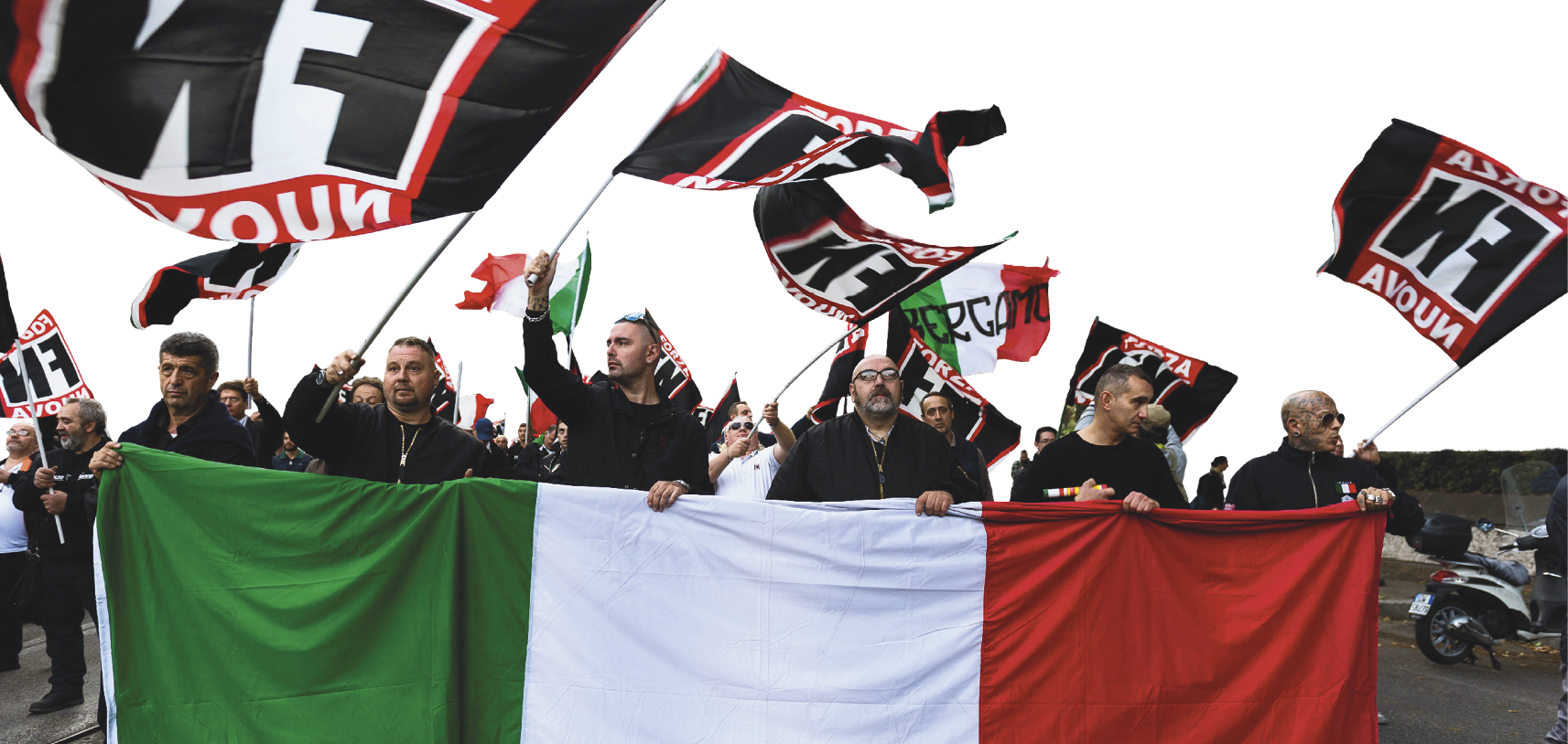 Fotografia. Homens de roupa escura em uma manifestação. Balançam bandeiras pretas com as iniciais FN. Os homens à frente carregam a bandeira da Itália esticada.