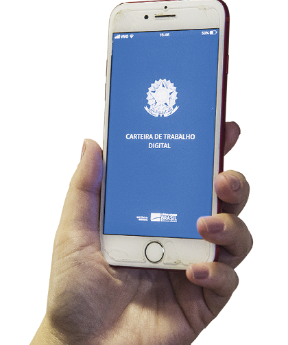 Fotografia. Mão de uma pessoa segurando um celular. Na tela um aplicativo de fundo azul com emblema e escritos em branco.