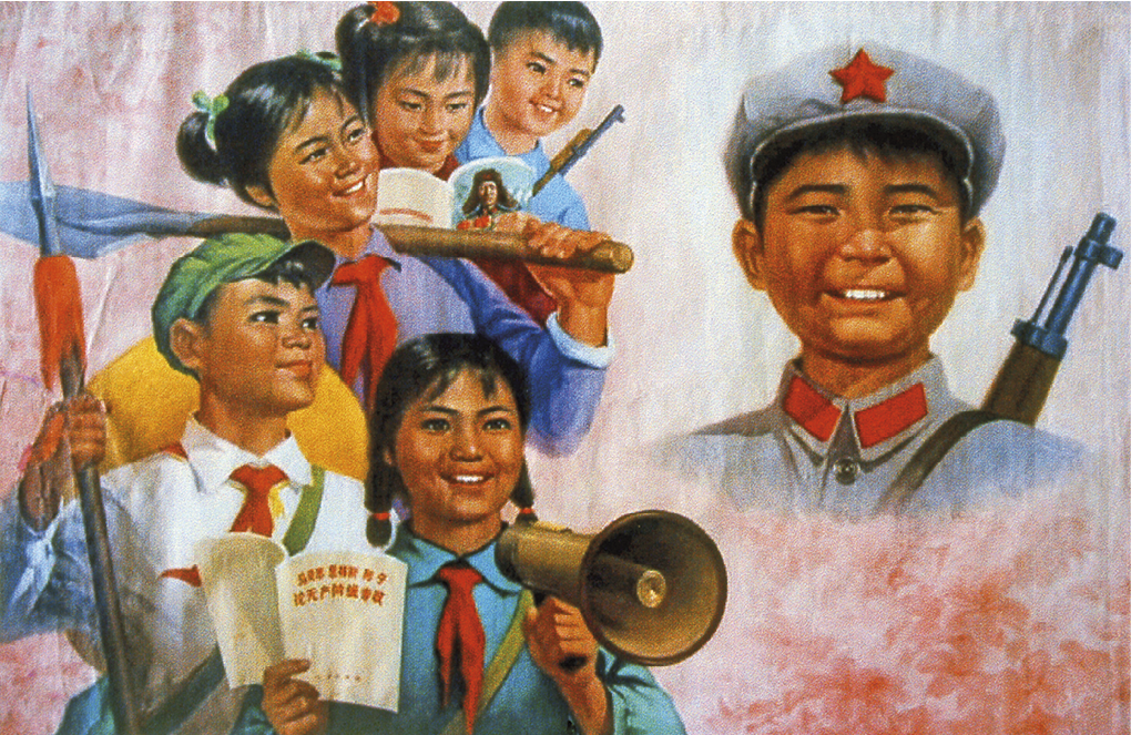 Cartaz. Na parte direita da imagem, ilustração de menino chinês sorridente. Tem olhos estreitos, nariz largo e boca pequena. Está sorrindo. Usa um quepe com uma estrela vermelha. Carrega uma arma pendurada nas costas. À esquerda, jovens chineses enfileirados. No começo da fila, uma menina segura um megafone e um folheto.